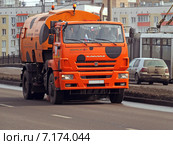 Дорожная комбинированная машина ЭД-244К на базе КАМАЗ-43253 с подметально-вакуумным оборудованием Bucher CityFANT-6000 на улице Москвы (2015 год). Редакционное фото, фотограф Александр Замараев / Фотобанк Лори
