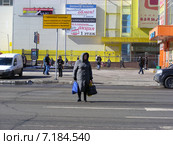 Пешеход переходит дорогу в неположенном месте. Улица Хачатуряна. Москва (2015 год). Редакционное фото, фотограф lana1501 / Фотобанк Лори
