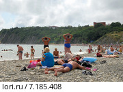Отдыхающие на пляже посёлка Бэтта (2008 год). Редакционное фото, фотограф Oleg Moiseykin / Фотобанк Лори