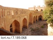 Древняя кирпичная стена с арками в жаркий день (2007 год). Стоковое фото, фотограф Elizaveta Kharicheva / Фотобанк Лори