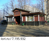Остановка «Красностуденческий проезд». Улица Дубки. Москва (2015 год). Стоковое фото, фотограф lana1501 / Фотобанк Лори