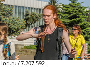 Хрустальный шар в ловких руках  участника фестиваля мыльных пузырей "Дримфлэш" на ВДНХ (2014 год). Редакционное фото, фотограф Алёшина Оксана / Фотобанк Лори
