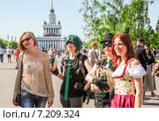 Участники фестиваля мыльных пузырей "Дримфлэш" на ВДНХ (2014 год). Редакционное фото, фотограф Алёшина Оксана / Фотобанк Лори