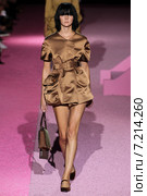NEW YORK, NY - SEPTEMBER 11: Model Heather Marks walk the runway at Marc Jacobs during Mercedes-Benz Fashion Week Spring 2015 at Seventh Regiment Armory on September 11, 2014 in NYC. Редакционное фото, фотограф Anton Oparin / Фотобанк Лори