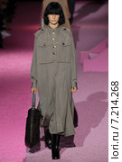 NEW YORK, NY - SEPTEMBER 11: Model Julia Bergshoeff walk the runway at Marc Jacobs during Mercedes-Benz Fashion Week Spring 2015 at Seventh Regiment Armory on September 11, 2014 in NYC. Редакционное фото, фотограф Anton Oparin / Фотобанк Лори