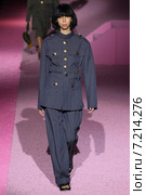 NEW YORK, NY - SEPTEMBER 11: Model Issa Lish walk the runway at Marc Jacobs during Mercedes-Benz Fashion Week Spring 2015 at Seventh Regiment Armory on September 11, 2014 in NYC. Редакционное фото, фотограф Anton Oparin / Фотобанк Лори