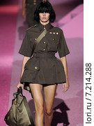 NEW YORK, NY - SEPTEMBER 11: Model Amanda Murphy walk the runway at Marc Jacobs during Mercedes-Benz Fashion Week Spring 2015 at Seventh Regiment Armory on September 11, 2014 in NYC. Редакционное фото, фотограф Anton Oparin / Фотобанк Лори