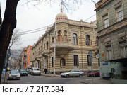 Двухэтажный жилой дом в псевдо-мавританском стиле на улице Ладо Асатиани, Тбилиси, Грузия (2015 год). Редакционное фото, фотограф Юлия Батурина / Фотобанк Лори