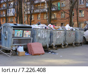 Мусорные баки во дворе жилого дома в Мытищах (2015 год). Редакционное фото, фотограф lana1501 / Фотобанк Лори