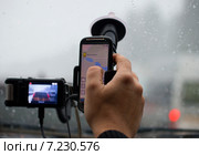 Рука набирает маршрут на экране смартфона (2014 год). Редакционное фото, фотограф Виктор Карасев / Фотобанк Лори