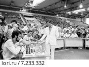 Москва. 1985 год. Московский Международный фестиваль молодежи и студентов. Чемпион мира по шахматам Анатолий Карпов дает сеанс одновременной игры. Редакционное фото, фотограф Александр С. Курбатов / Фотобанк Лори