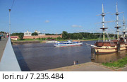 Прогулочный теплоход идет по реке Волхов в Великом Новгороде. Стоковое видео, видеограф FotograFF / Фотобанк Лори
