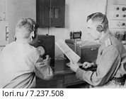 Радиосвязь в годы Великой Отечественной войны. Два связиста. Редакционное фото, фотограф Igor Lijashkov / Фотобанк Лори