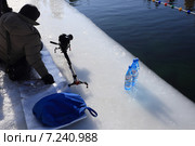 Видеосъемка с салазками у воды (2015 год). Редакционное фото, фотограф Анатолий Матвейчук / Фотобанк Лори