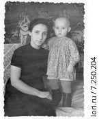 Мама с маленькой дочкой (1962 г.) сидит на диване. Редакционное фото, фотограф Emelinna / Фотобанк Лори