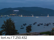 Рыбацкие лодки в сумерках, Вьетнам (2014 год). Редакционное фото, фотограф Олег Жуков / Фотобанк Лори