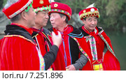 Группа мужчин в национальных костюмах. Янчжоу. Китай (2014 год). Редакционное видео, видеограф Кирилл Трифонов / Фотобанк Лори