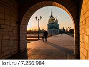 Город Тула. Вид на Свято-Успенский собор при закатном солнце ранней весной через арку входных ворот (2015 год). Редакционное фото, фотограф Игорь Низов / Фотобанк Лори