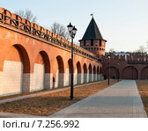 Город Тула. Стена и угловая башня Тульского кремля освещённая лучами закатного солнца (2015 год). Редакционное фото, фотограф Игорь Низов / Фотобанк Лори