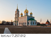Город Тула. Свято-Успенский собор и новая колокольня Тульского кремля освещённый лучами закатного солнца весной (2015 год). Редакционное фото, фотограф Игорь Низов / Фотобанк Лори