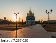 Город Тула. Аллея ведущая в Свято-Успенский собор и освещённый лучами закатного солнца ранней весной (2015 год). Редакционное фото, фотограф Игорь Низов / Фотобанк Лори
