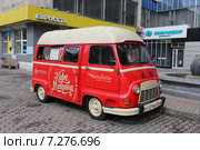 Ретромикроавтобус Renault Estafette по продаже кофе на улице Красноярска (2015 год). Редакционное фото, фотограф Алексей Гусев / Фотобанк Лори