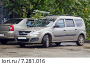 Автомобиль Lada Largus. После дождя (2013 год). Редакционное фото, фотограф Александр Замараев / Фотобанк Лори