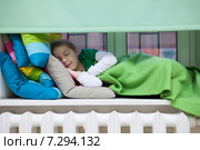 Ребенок спит на подоконнике на подушках и укрывшись одеялом. Стоковое фото, фотограф Кекяляйнен Андрей / Фотобанк Лори