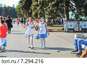 Участницы фестиваля мыльных пузырей Dreamflash 2014 на ВДНХ. Редакционное фото, фотограф Алёшина Оксана / Фотобанк Лори