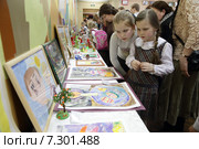Воскресная школа в Андреевке, дети рассматриваю детский картины (2015 год). Редакционное фото, фотограф Дмитрий Неумоин / Фотобанк Лори