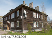 Деревянный старый дом (2015 год). Редакционное фото, фотограф Svet / Фотобанк Лори