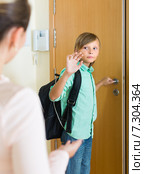 Mother and son near door. Стоковое фото, фотограф Яков Филимонов / Фотобанк Лори