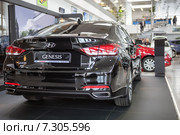 Дорогой автомобиль Hyundai Genesis в автосалоне, крупный план, шоурум официального дилера (2015 год). Редакционное фото, фотограф Кекяляйнен Андрей / Фотобанк Лори