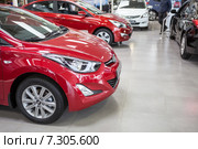 Новые красные автомобили на продаже в автосалоне (2015 год). Редакционное фото, фотограф Кекяляйнен Андрей / Фотобанк Лори