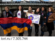 Армянские девушки держат национальный флаг Армении и табличку с надписью "Помню и требую" во время митинга в день памяти жертв геноцида армян в 1915 году на территории Османской империи в парке имени Горького в Москве, Россия (2015 год). Редакционное фото, фотограф Николай Винокуров / Фотобанк Лори