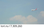 Грузовой Boeing 747 снижается над аэропортом Толмачёво. Новосибирск. Россия (2015 год). Редакционное видео, видеограф Игорь Жоров / Фотобанк Лори