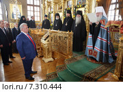 Генеральный директор предприятия «Софрино» Евгений Алексеевич Пархаев принимает поздравления от митрополита Крутицкого и Коломенского Ювеналия (2015 год). Редакционное фото, фотограф Дмитрий Неумоин / Фотобанк Лори