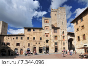 Piazza della Cisterna, cafe and hotel San Gimignano Val di Chiana Chianti Tuscany Italy Europe. Редакционное фото, агентство BE&W Photo / Фотобанк Лори