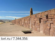 bolivia - tiwanaku, walls around the temple kalasasayaBolivia, Tiwanaku, Walls Around the Temple Kalasasaya. Стоковое фото, агентство BE&W Photo / Фотобанк Лори