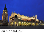 Cloth Hall (Sukiennice) on Main Market Square Cracow, PolandPoland, Cracow, Main Market Square, Sukiennice (Cloth Hall)at Dusk. Стоковое фото, агентство BE&W Photo / Фотобанк Лори
