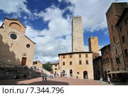 Medieval houses around Plazza Duomo San Gimignano Italy. Стоковое фото, агентство BE&W Photo / Фотобанк Лори