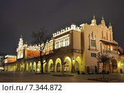 Cloth Hall (Sukiennice) on Main Market Square Cracow, PolandPoland, Cracow, Main Market Square, Sukiennice (Cloth Hall)at Night. Стоковое фото, агентство BE&W Photo / Фотобанк Лори