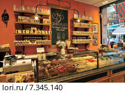 Interior of chocolate shop in Brussels Belgium near Grand Place. Редакционное фото, агентство BE&W Photo / Фотобанк Лори