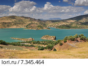 Panoramic view over Embalse de Zahara inland lake, Andalusia, Spain. Стоковое фото, агентство BE&W Photo / Фотобанк Лори