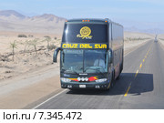 peru - crus del sur bus on the pan-american highwayPeru, the Pan American Highway, Bus. Редакционное фото, агентство BE&W Photo / Фотобанк Лори