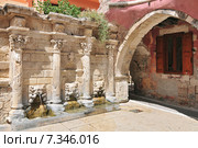 Rimondi Fountain, in the city of Rethymno on the island of Crete, Greece. This Venetian fountain was created in 1626. Стоковое фото, агентство BE&W Photo / Фотобанк Лори