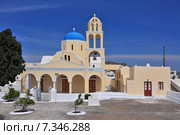 Traditional cycladic churches on a square of Oia, Santorini island, Greece. Стоковое фото, агентство BE&W Photo / Фотобанк Лори