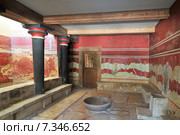 The hall of the throne in the Minoan Palace of Knossos, Heraklion, Crete, Greece. Редакционное фото, агентство BE&W Photo / Фотобанк Лори