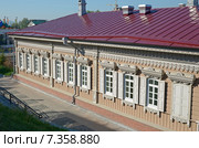 Деревянный дом с белой кружевной резьбой. Иркутск (2014 год). Стоковое фото, фотограф Юлия Батурина / Фотобанк Лори