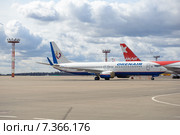 Самолеты авиакомпаний "Orenair" и "Ikar" (2015 год). Редакционное фото, фотограф Александр Овчинников / Фотобанк Лори